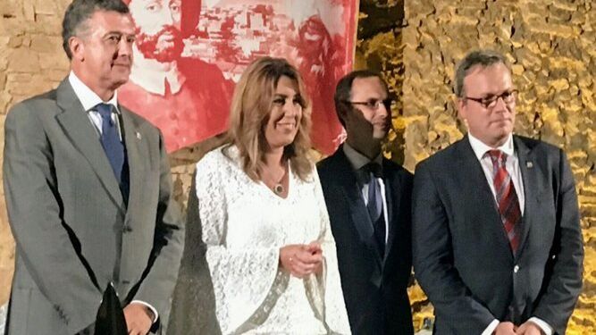 La presidenta de la Junta, con el consejero vasco, el alcalde de Sanlúcar y el presidente del Círculo.