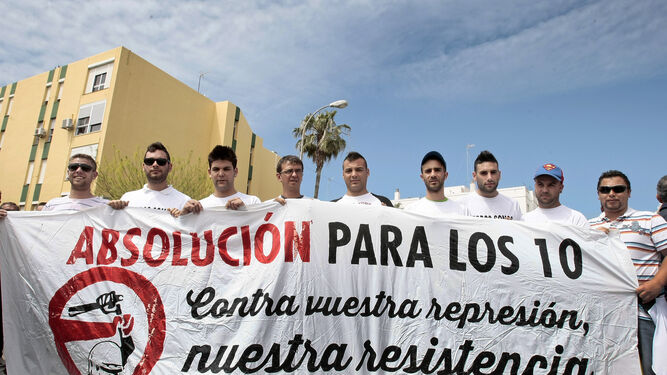 Los jóvenes acusados, con una pancarta durante una manifestación, en una imagen de archivo.