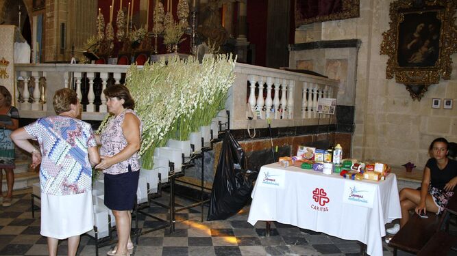Numerosas personas se acercaron ayer hasta la Basílica para participar en la ofrenda de flores.