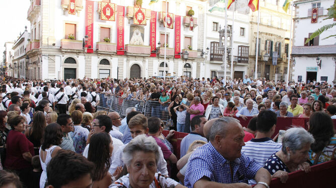 La Plaza de España se llenó de portuenses que no quisieron perderse la salida de la procesión.