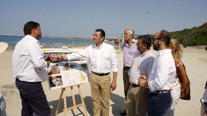 El delegado de Gobierno, Antonio Sanz, explicando las obras del nuevo sendero peatonal en la playa de Santa Catalina.