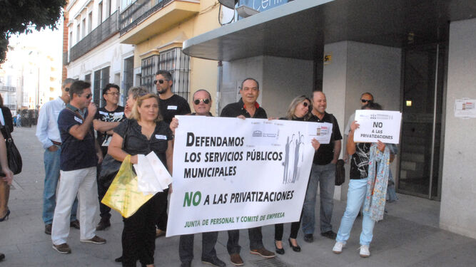 Protesta de empleados del Ayuntamiento, antes de empezar un pleno, en defensa de los servicios públicos, de archivo.