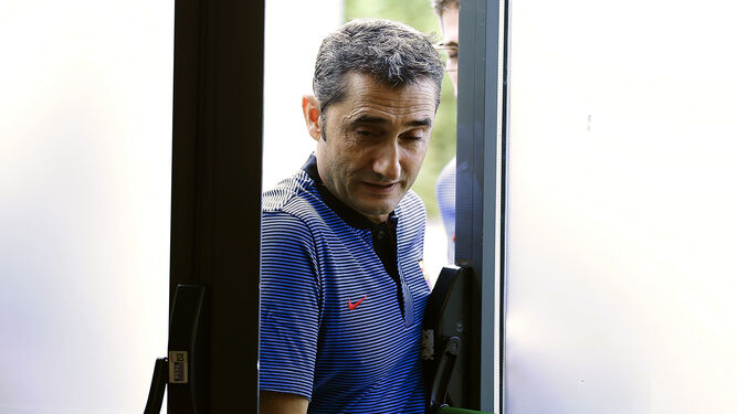 Ernesto Valverde entra en la sala de  prensa de la ciudad deportiva del Barça.