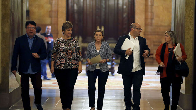 Carme Forcadell (c), su vicepresidente, Lluis Ginó, y los secretarios Anna Simó, Joan Jospe Nuet y Ramona Barrufet, en los pasillos de la cámara catalana