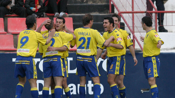 Los jugadores celebran el gol de Abraham Paz en Tarragona que permitió al Cádiz seguir líder en solitario tras la 25ª jornada de la campaña 2004/05.