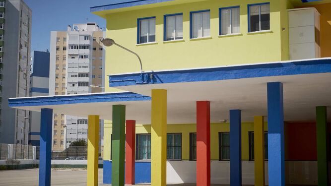 La colorista fachada del colegio público Andalucía pintada este verano.