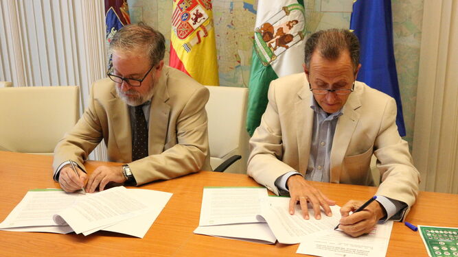 Momento de la firma del nuevo contrato entre empresa y Ayuntamiento.