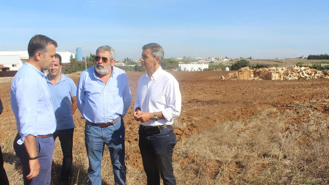 El alcalde de Conil y el delegado territorial de Medio Ambiente conocieron los nuevos terrenos de Las Virtudes.