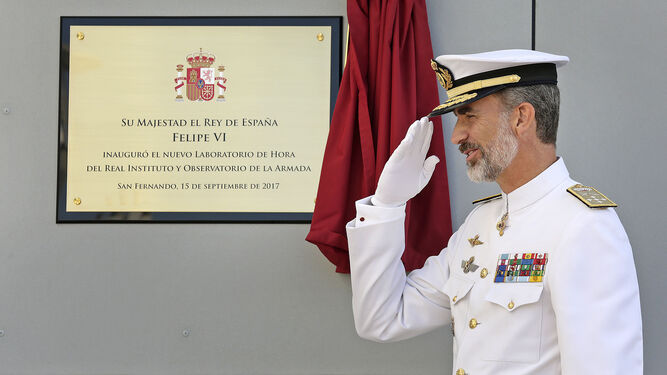 El Rey, tras descubrir la placa conmemorativa en el nuevo laboratorio de la sección de hora del Observatorio de Marina.