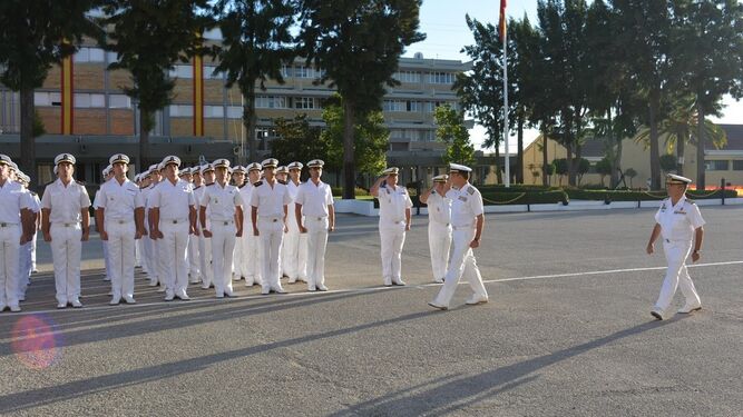 El director de Enseñanza Naval pasando revista a los alumnos de la Escuela de Suboficiales.