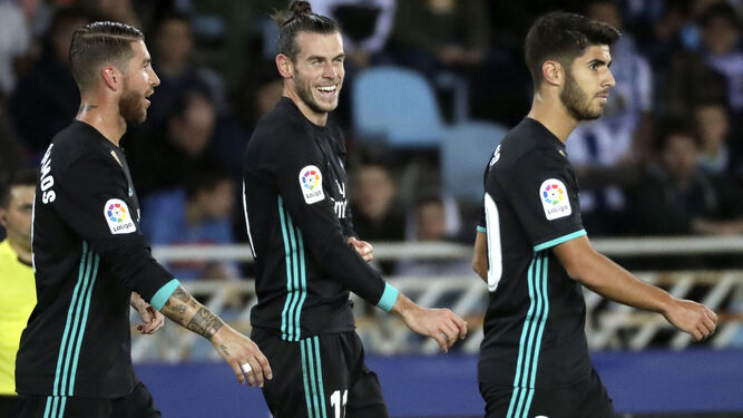 Bale, junto a Ramos y Asensio, sonríe tras anotar el 1-3.