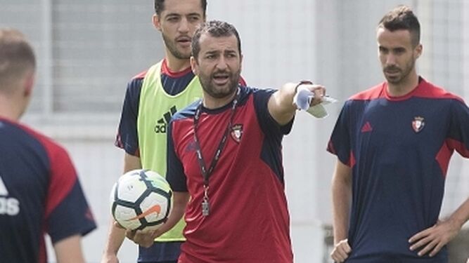 Diego Martínez, en un entrenamiento con Osasuna.