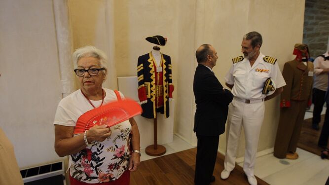 Un momento de la inauguración de la muestra 'El Castillo de la Isla: Quartel de Batallones de Marina'.