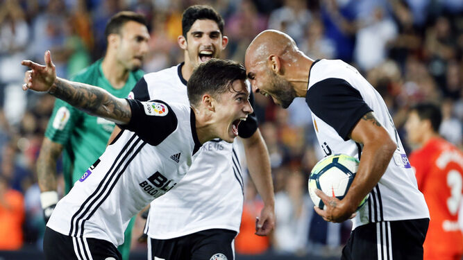 Santi Mina y Zaza celebran el cuarto gol valencianista.