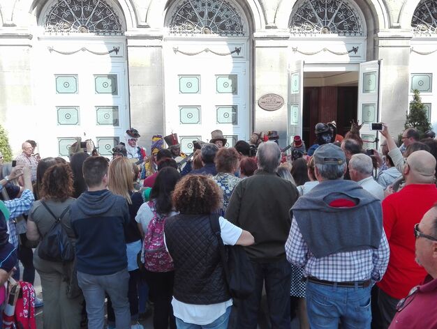 Los primeros premios del COAC act&uacute;an en las calles de Oviedo