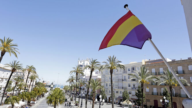 Imagen de la bandera republicana en la fachada del Ayuntamiento de Cádiz.