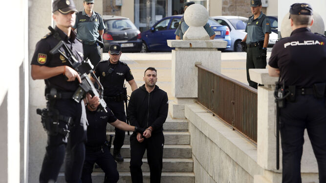 Uno de los procesados a su entrada en el Palacio de Justicia antes de la vista oral.