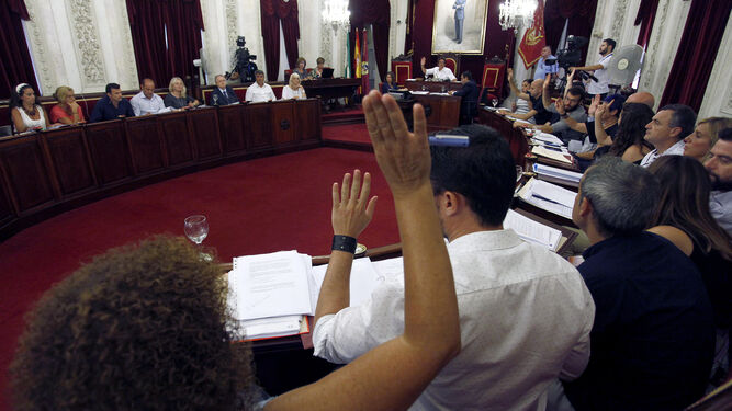 Los concejales votan una propuesta en el Pleno del Ayuntamiento.