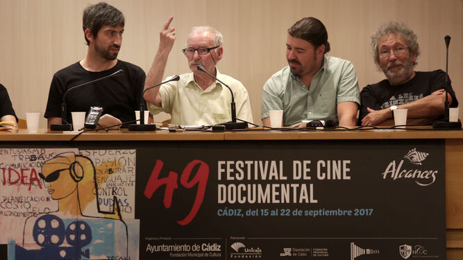 El realizador Abel Moreno, el exconcejal Pepe Mena, el historiador Santiago Moreno y Domingo Fernández, de Iris.