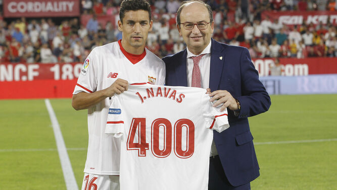 Jesús Navas posa junto a José Castro con una camiseta conmemorativa por su 400 partido como sevillista