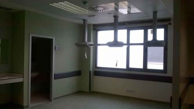 Aspecto de una de las habitaciones del futuro Hospital de la Janda, a falta del mobiliario necesario.