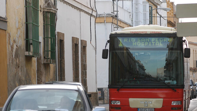 Autobús urbano circulando por el centro de Puerto Real.