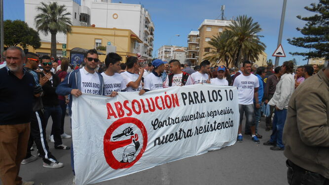 El grupo de 'los 10' porta una pancarta pidiendo su absolución, durante una manifestación en Puerto Real.