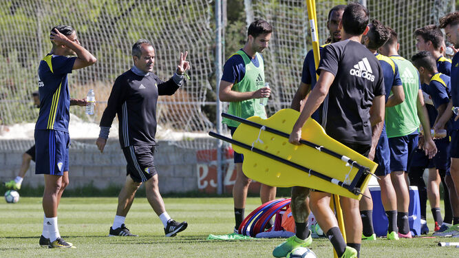 Álvaro Cervera se dirige a sus jugadores en un entrenamiento.