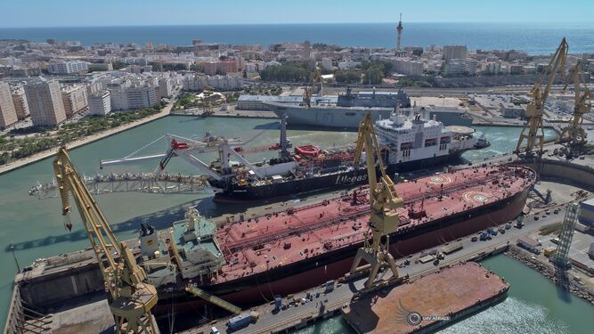 Imagen aérea captada este verano de la actividad de reparaciones en el astillero de Cádiz capital.