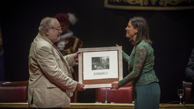 La alcaldesa, Patricia Cavada, hace entrega a Fernando Savater de un grabado del cuadro del Juramento de Las Cortes.