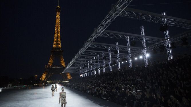 YSL saca su lado más sensual junto a la torre Eiffel
