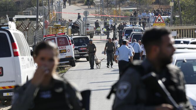 Soldados israelíes hacían ayer guardia en el lugar del tiroteo, en la entrada del asentamiento Has Adar.
