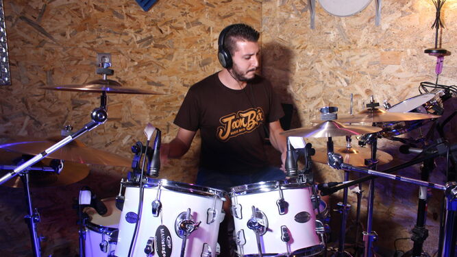 José Carlos Losada durante un ensayo en los estudios de grabación Nashville, en Jerez.