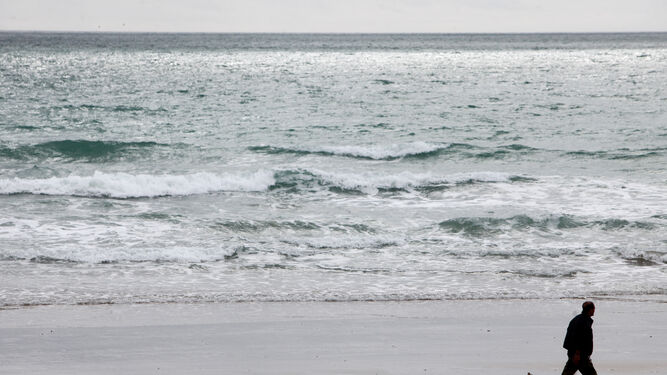 Imagen de archivo de una playa gaditana escasamente transitada en los meses de invierno.