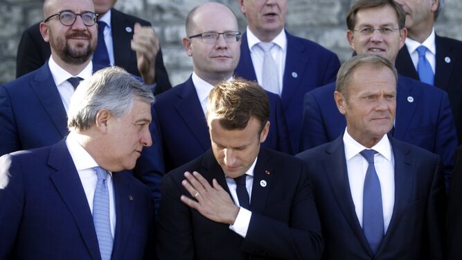 Macron, entre los presidentes de la Eurocámara, Antonio Tajani (izqda.), y del Consejo Europeo, Donald Tusk, ayer en Tallin.