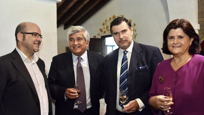 El presidente de Bodegas Barbadillo, ayer con los autores de los tres relatos ganadores de la primera edición.