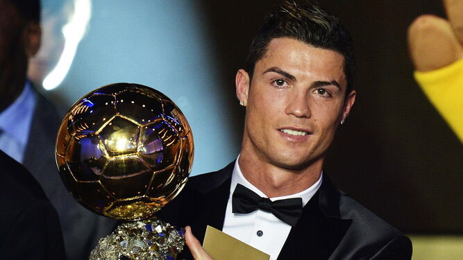 Cristiano  Ronaldo posa con el trofeo del Balón  de  Oro  2013.