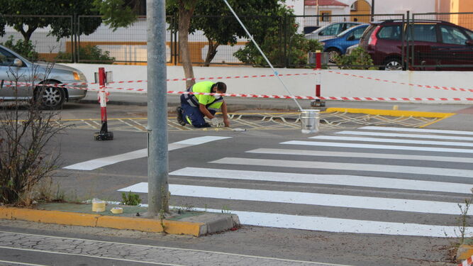 Un operario de la brigada de Infraestructuras repintando la señalización vial en la barriada Huerta Pley, la pasada semana.