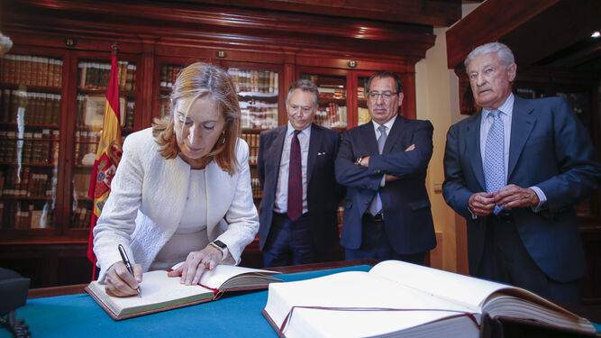 l Ana Pastor firmó en los libros de honor de Diario de Cádiz y del Casino Gaditano, ayer, en presencia de Antonio Pulido, José Joly y Miguel Nuche.