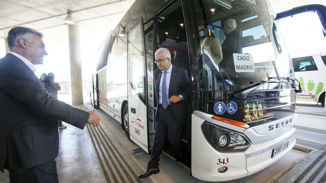Jiménez Barrios, bajándose de uno de los autobuses que cubre la línea Cádiz - Madrid