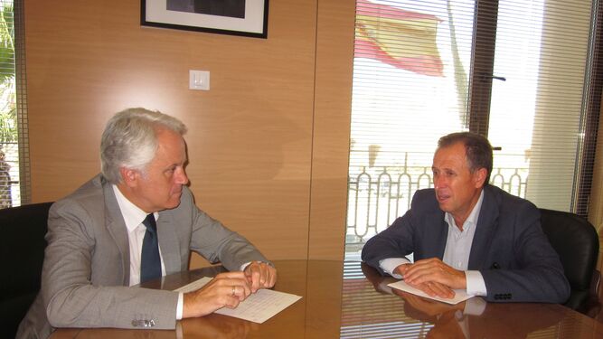 Instante del encuentro del regidor chiclanero con el subdelegado del Gobierno en Cádiz, Agustín Muñoz.