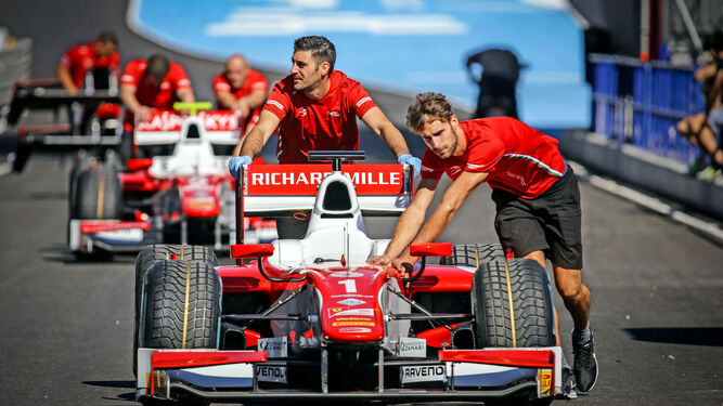 Un par de mecánicos del equipo Prema Racing empujan el Fórmula 2 de Charles Leclerc, líder del Mundial.