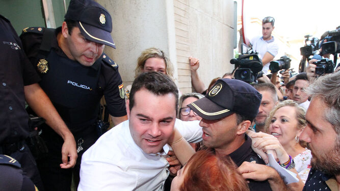 Francisco Javier Medina es recibido en la calle por familiares y amigos tras conocer la sentencia.