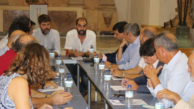 Imagen de la reunión mantenida por los empresarios aeronáuticos con el alcalde de Puerto Real.
