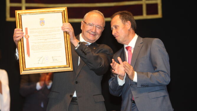 Juan Llull, junto al alcalde, muestra el reconocimiento otorgado por el Ayuntamiento, ayer en el Teatro Moderno.
