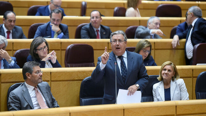 Zoido interviene ayer en el Senado junto a De Cospedal.