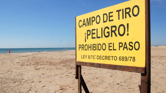 Límite de la playa de Camposoto que anuncia el campo de tiro
