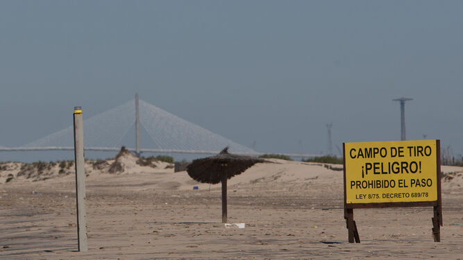 Límite de la playa de Camposoto que delimita la zona restringida por las instalaciones del campo de tiro.