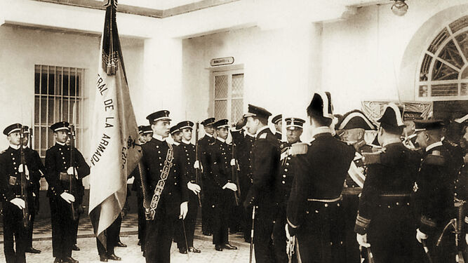 Alfonso  XIII saluda a la bandera a su llegada a las instalaciones de la Escuela Naval Militar de San Fernando.
