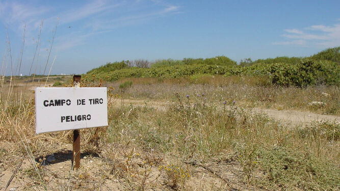 Imagen de archivo de los carteles que advierten del peligro del campo de tiro de Camposoto.